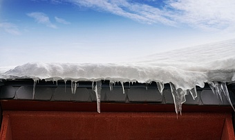 Администрация Ульяновска примет меры в отношении управляющих компаний за плохую уборку крыш и дворов многоквартирных домов