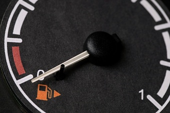 Дефицит топлива подстёгивает спрос: доля электрокаров и гибридов подбирается к 9%