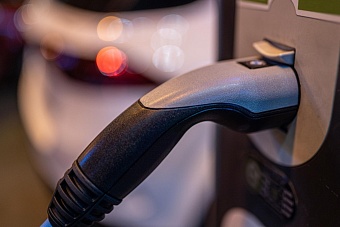 «Быстрых» зарядок для электромобилей впервые стало больше «медленных»