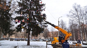 Волшебство студенческого праздника: как партнёры ИжГТУ превратили ёлку в символ новогоднего единства в Ижевске