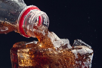 Самый богатый человек Азии бросает вызов многолетнему доминированию Coca-Cola Co. и PepsiCo Inc