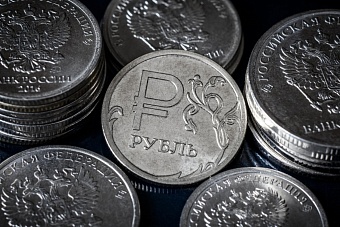 Рубль крепнет, но россияне ждут его ослабления