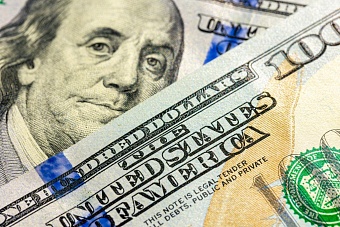 Доллар поднялся выше 82 рублей впервые с октября