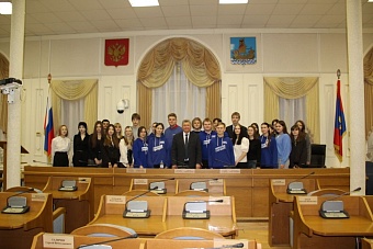Председатель Костромской областной Думы Алексей Анохин провел открытый урок парламентаризма для молодогвардейцев
