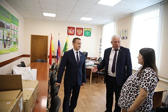 Поддержка на фронте и развитие района: Юрий Матузов помог участнику СВО и обсудил социально‑экономические итоги с главой Бутурлиновского района